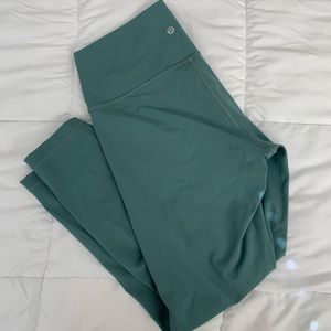 Like new Lululemon WUNDER UNDER HIGH-RISE TIGHT 25" Luxtreme.